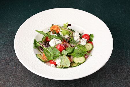 Дачный салат из свежих овощей с сыром фета