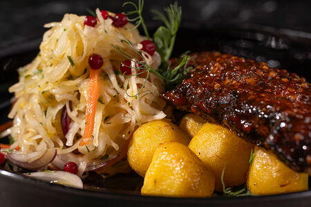 Глазированные свиные ребра в соусе барбекю