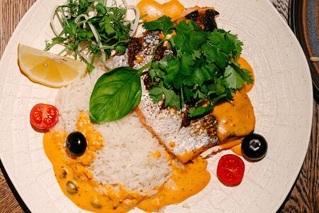 Хвост лосося с зеленым чаем, имбирем и каперсами, рисом Басмати