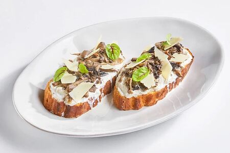 Брускетта с грибами и страчателлой