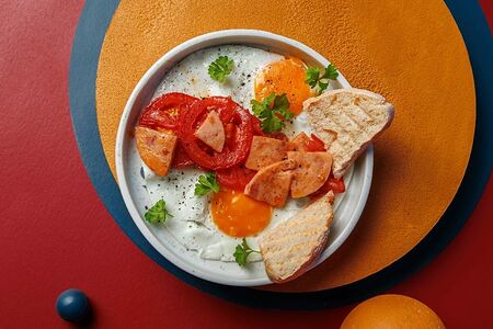 Глазунья с ветчиной и томатами