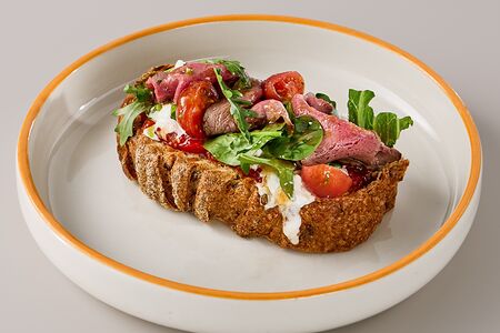 Брускетта с ростбифом