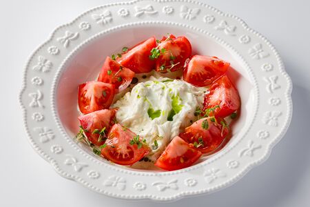 Спелые томаты со страчателлой