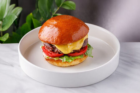 Бургер с котлетой из говядины и сыром чеддер