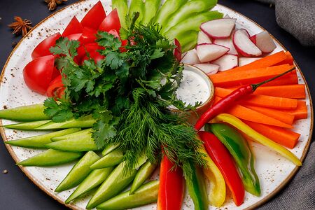 Ассорти из свежих овощей