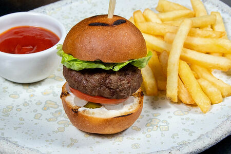 Мини-бургер из мраморной говядины с картофелем фри