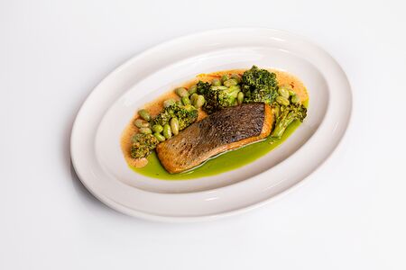 Лосось, брокколи, бобы эдамаме, цитрусовый соус