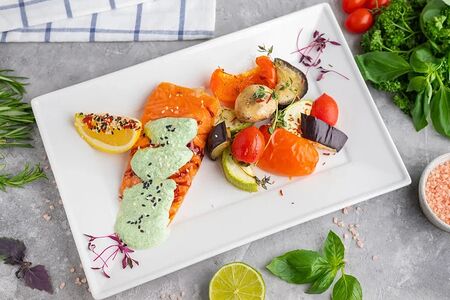 Стейк из лосося со сливочно-шпинатным соусом и овощами гриль