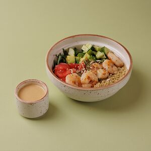 Боул с киноа, креветками и ореховым соусом