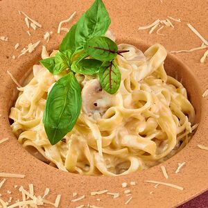 Паста с курицей и грибами