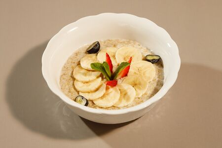 Каша овсяная с ягодами и бананом