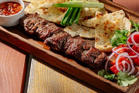 Шашлык из мраморного стейка с овощами и грузинской лепешкой