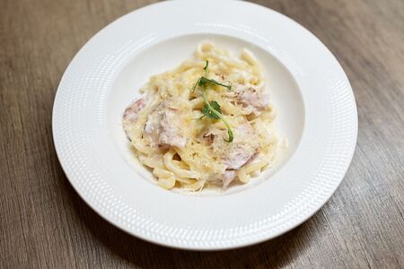 Лапша в соусе карбонара с сыром пармезан