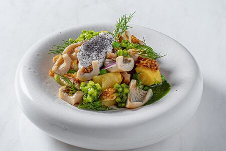 Салат с груздями и маринованными огурцами