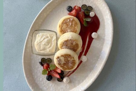 Сырники со сметаной, домашним вареньем и ягодами