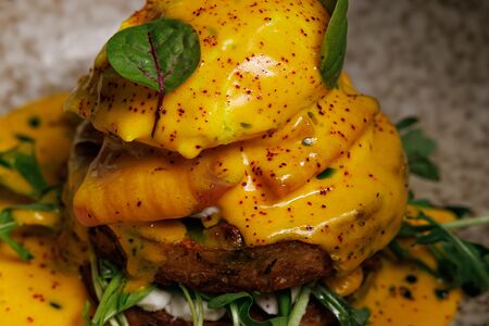 Зеленые оладьи из кабачка с лососем, яйцом пашот и голландским соусом