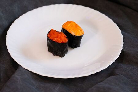 Гункан с лососем запеченный