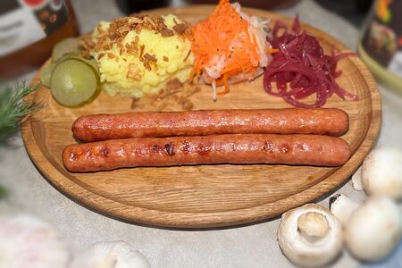 Колбаски пряные с сыром подкопченные