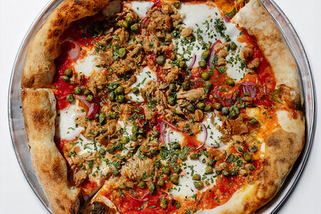 Пицца Тунец Callipo из Калабрии, красный лук и каперсы с о-ва Пантеллерия