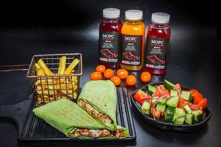 Шаурма-комбо с курицей, картофелем фри и салатом из свежих овощей