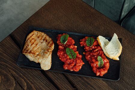 Стейк из индейки с домашним лечо