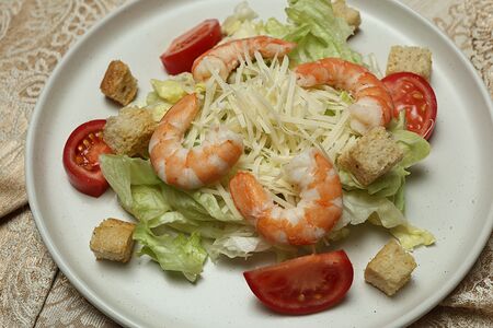 Салат Цезарь с креветками