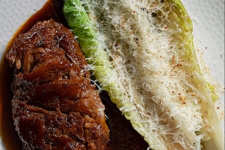 Томлёный молочный ягнёнок с корейским барбекю