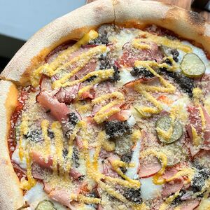 Пицца с окороком и грибной икрой