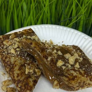 Блин с вареной сгущенкой и грецким орехом