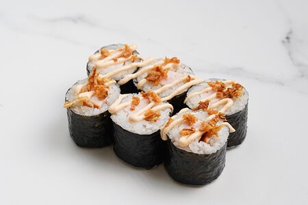 Малый ролл с крабом, соусом спайси и луком фри №23