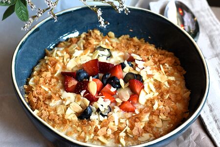 Каша овсяная с ягодами