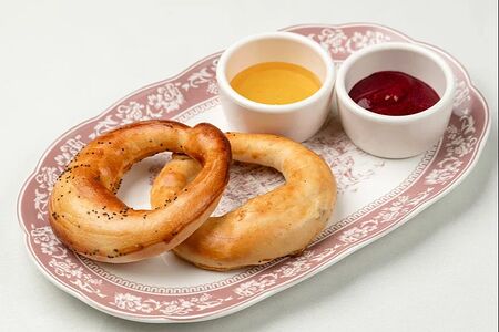 Сладкие калачи с изюмом и маком