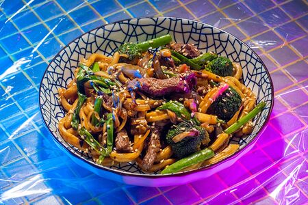 Лапша с говядиной, брокколи и грибами в устричном соусе 