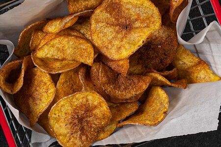 Картофельные чипсы с соусом Дип шпинат