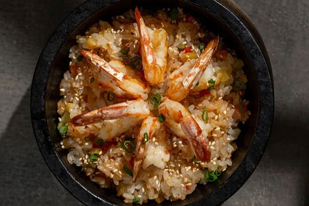 Жареный рис с креветками