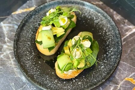 Брускетта с авокадо