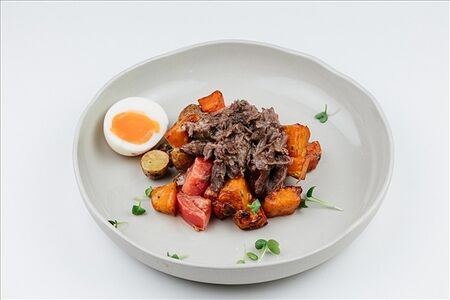 Салат с жареными телячьими щечками и корнеплодами