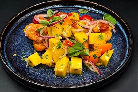 Салат с креветкой и манго