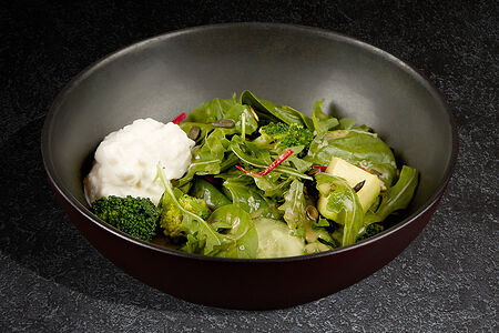 Зеленый салат с авокадо и страчателлой