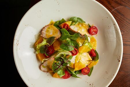 Салат с индейкой и соусом каламанси