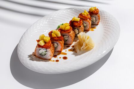 Ролл опаленный лосось, острая креветка, манго