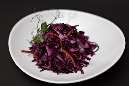 Салат из свежей красной капусты