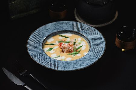 Тыквенный крем суп с крабом и кокосом
