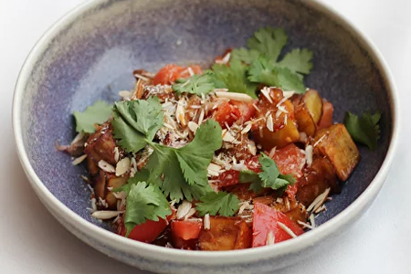 Теплый салат с баклажаном в азиатском соусе