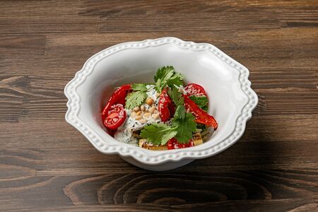 Тёплый салат из печеных овощей под сливочным соусом из базилика