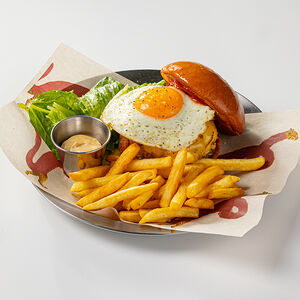 Бургер с говядиной, глазуньей и картофелем фри