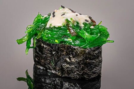 Гункан Водоросли Вакамэ