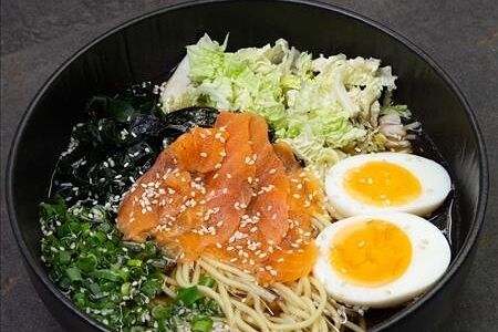 Рамен с лососем