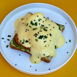 Бенедикт с лососем и гуакамоле 