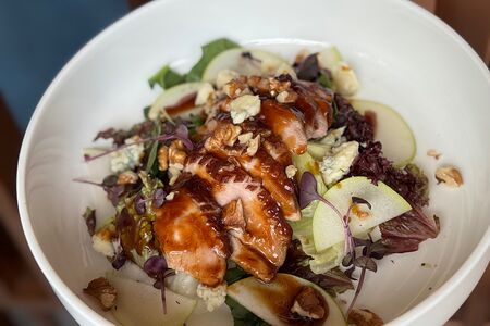 Салат с утиной грудкой Тонкацу